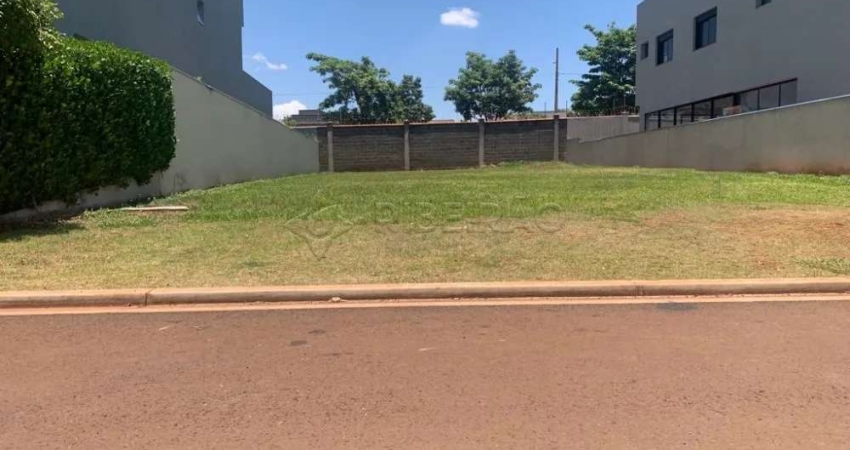 Terreno no Bairro Alphaville com 487 m², plano, muro, parte Alta do Condomínio.