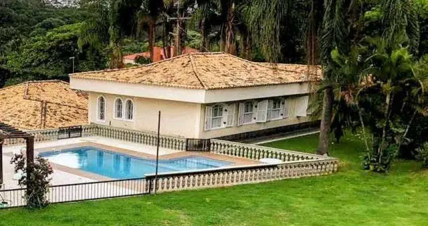 Casa em condomínio para venda com 4 quartos, sendo 2 suítes, 587m²
