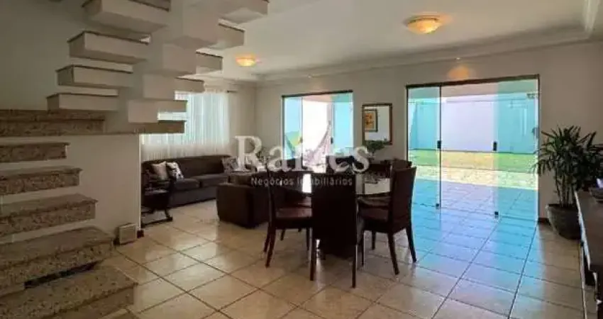 Excelente sobrado com 3/4 sendo 1 suíte e escritório no Karaíba