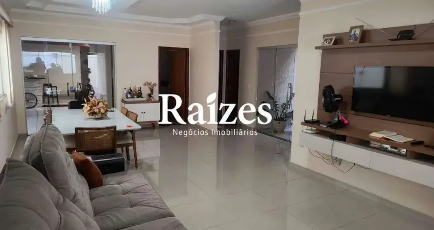 Casa à venda no Jardim Europa, Uberlândia: 3 quartos, 1 suíte, varanda gourmet e lazer completo