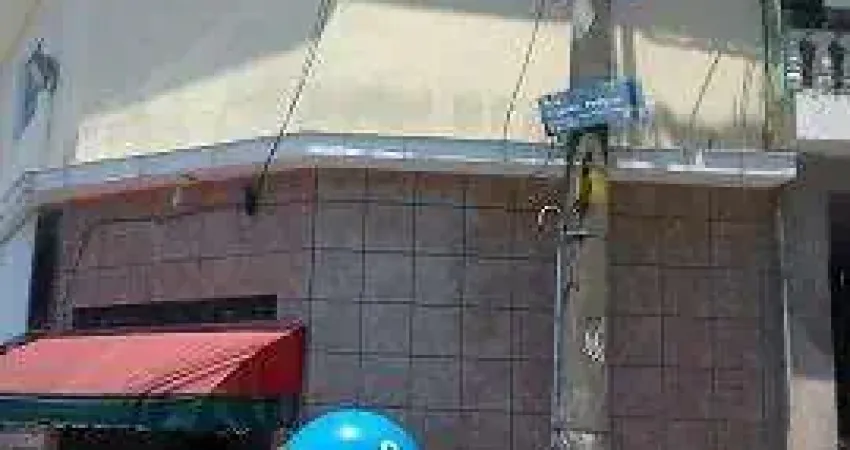 Casa com dois andares, 3 quartos, 2 vagas, 2 banheiros, sala, lavanderia e enorme cozinha.