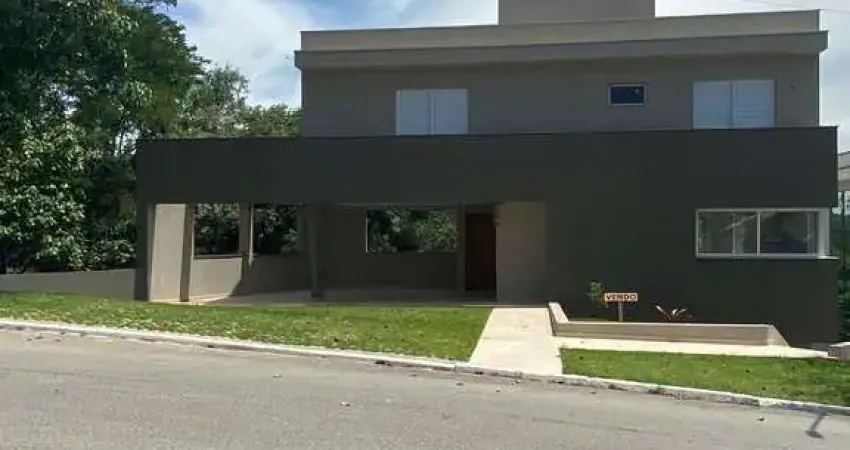 Casa nova com 03 dormitórios sendo 2 suítes, sala de estar e jantar integradas com a cozinha e vista mata