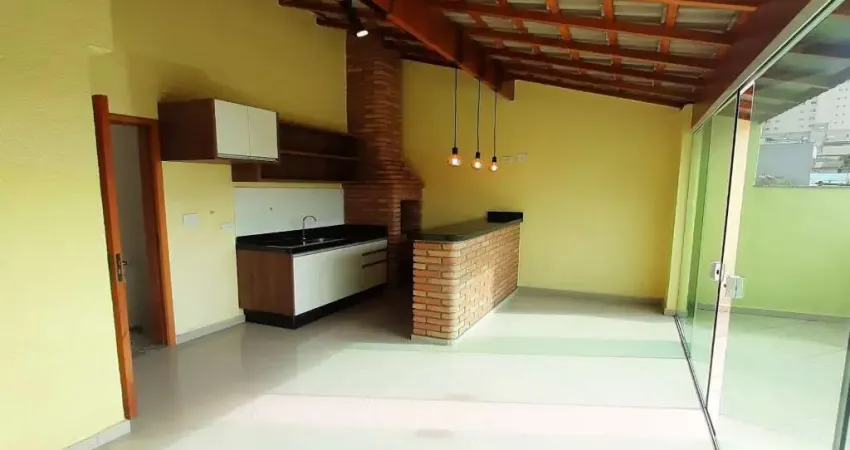 Sobrado decorado e mobiliado com cobertura, churrasqueira, 2 suítes e 1 vaga de garagem