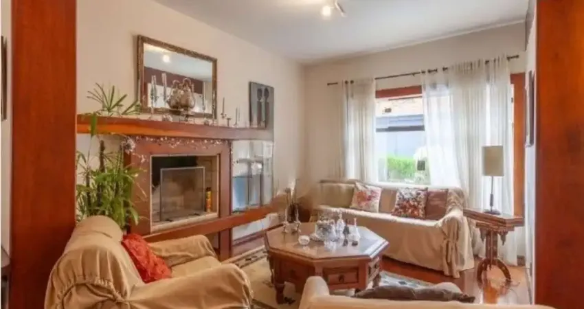 Casa sobrado com 4 dormitórios, 2 suites, 4 vagas com quintal para venda em moema