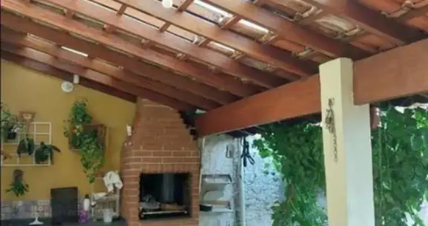 Casa à venda de 3 dormitórios sendo 1 suíte e 4 vagas em interlagos