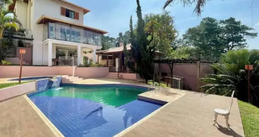 Casa em condomínio - impecável! 3 suítes, piscina, gourmet, salão e vista!