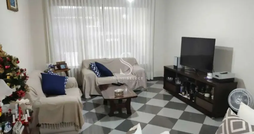 Casa térrea de 222m², possui 3 dormitórios (1 suíte), 2 salas e 2 vagas, à venda na região de saúde.