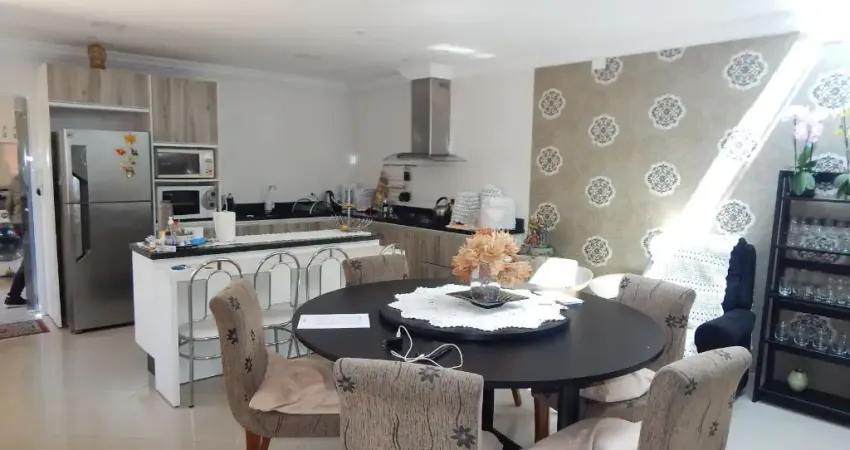 Casa com Edícula, por R$ 1.120.000,00, Bairro Portão, Curitiba-PR