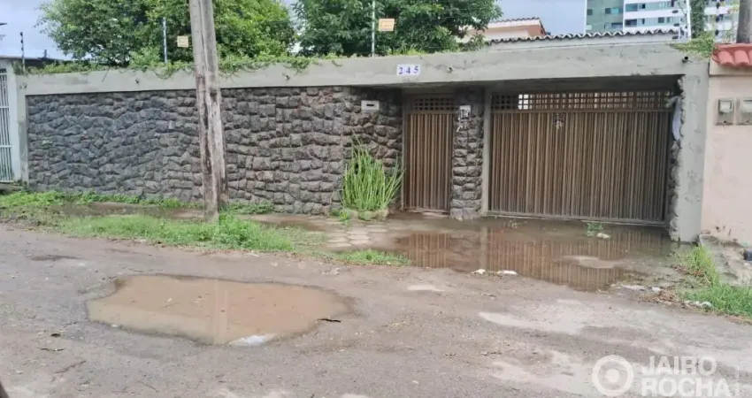 Vendo casa com 225m2, 04 quartos e 2 suítes, 03 vagas, jardim, sala para 2 ambientes, com armários.