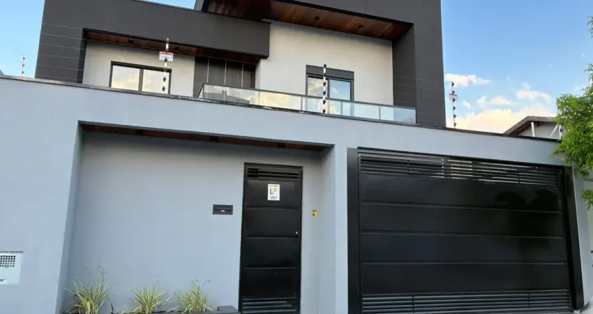 Linda Casa Sobrado de Alto Padrão com 3 Quartos, 01 Suíte com closet, 250m² na Rua Iberê Camargo - Villa Branca