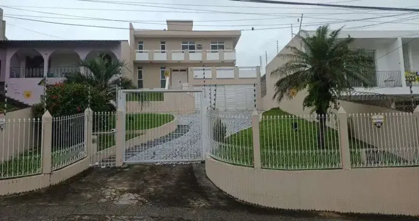 Excelente casa de alvenaria de 04 dormitórios no bairro capoeiras!