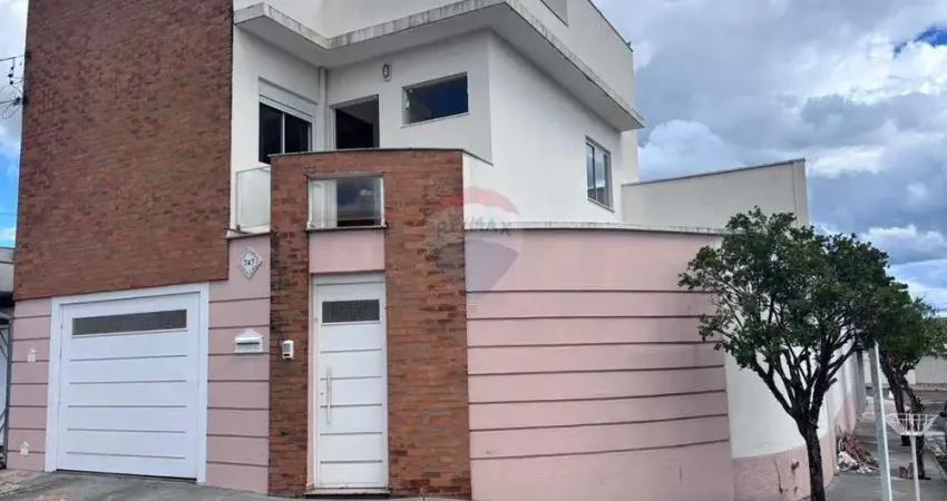 Aluga-se sobrado com 03 dormitórios sendo 01 suíte em Botucatu.