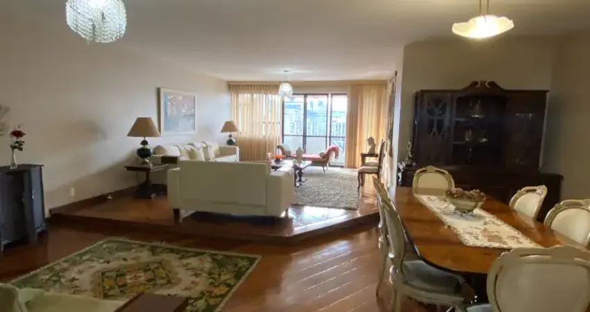 Amplo Apartamento para venda com 4 quartos, suite, elevadores, 2 vagas em rua plana no centro de Juiz de Fora/MG.