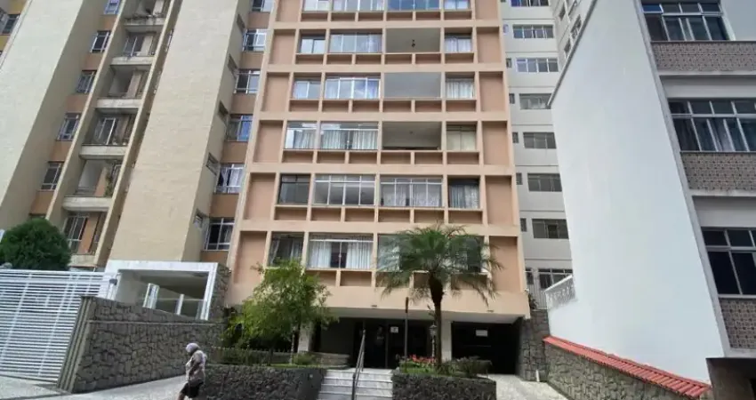 Apartamento de 2 quartos com garagem, prédio com elevador na Rua Constantino Paleta