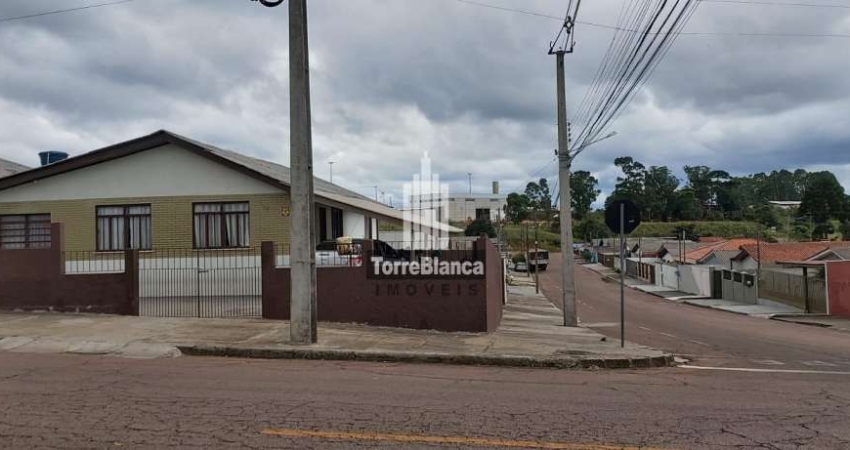 Casa de esquina com 4 dormitórios à venda