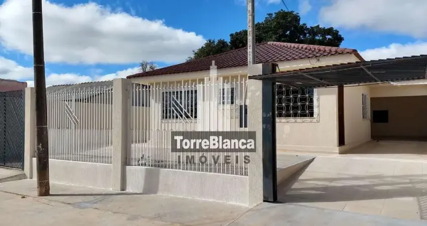 Casa á venda com 2 dormitórios, sendo uma suíte, churrasqueira.