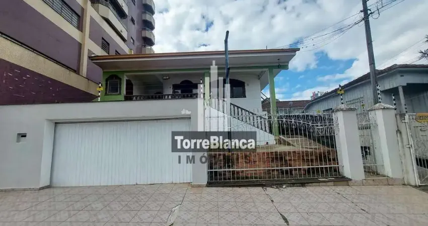 Locação - casa com 3 quartos (sendo 1 suíte), 2 vagas, churrasqueira, quintal amplo, centro.