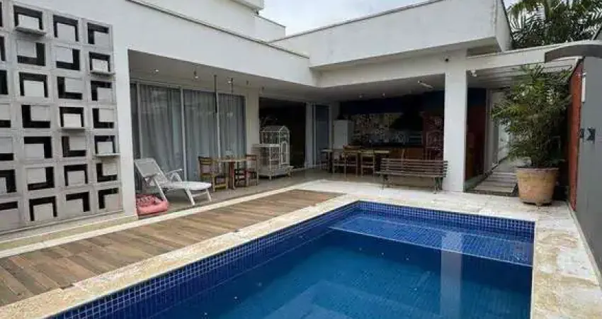 Casa em condomínio com piscina e varanda Gourmet para venda e locação.