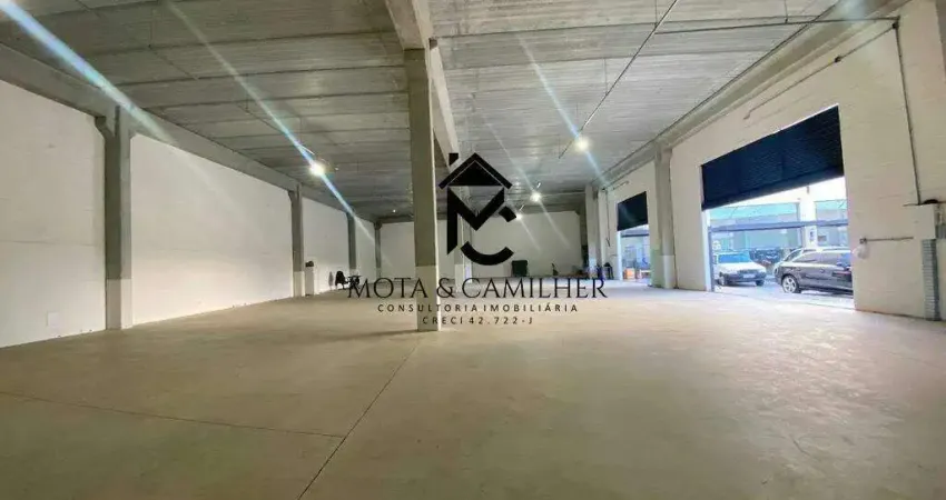 Galpão amplo com estacionamento próprio para locação em Taubaté.