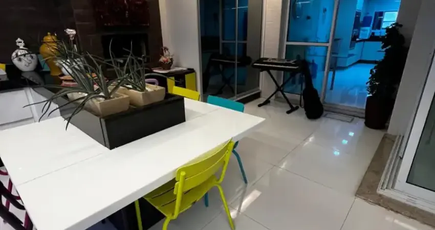 Excelente Apartamento à venda, Área total de 239m² com 4 quartos, 4 suites, 4 vagas na garagem e 5 banheiros. Localizado no Condomínio Farol Da Ilha, em Avenida Dos Holandeses, no bairro Ponta D'ar