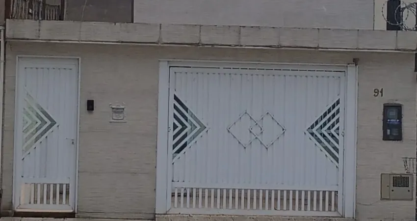 Sobrado em excelente estado em área nobre de São Vicente , próximo ao quartel do exército.