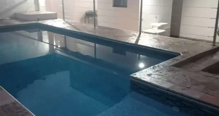 Casa com piscina à venda no recanto Verde Mar no Massaguaçu em Caraguatatuba