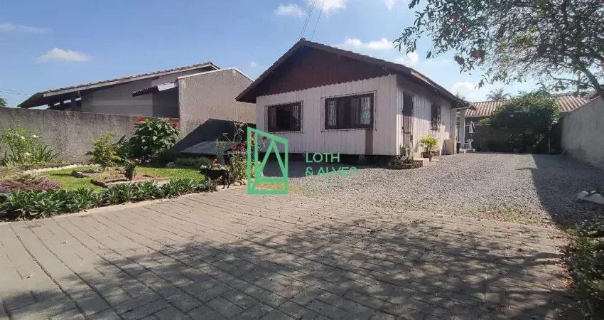 Casa Mista à 750 metros da praia, localizada em Meia Praia - Navegantes - SC.