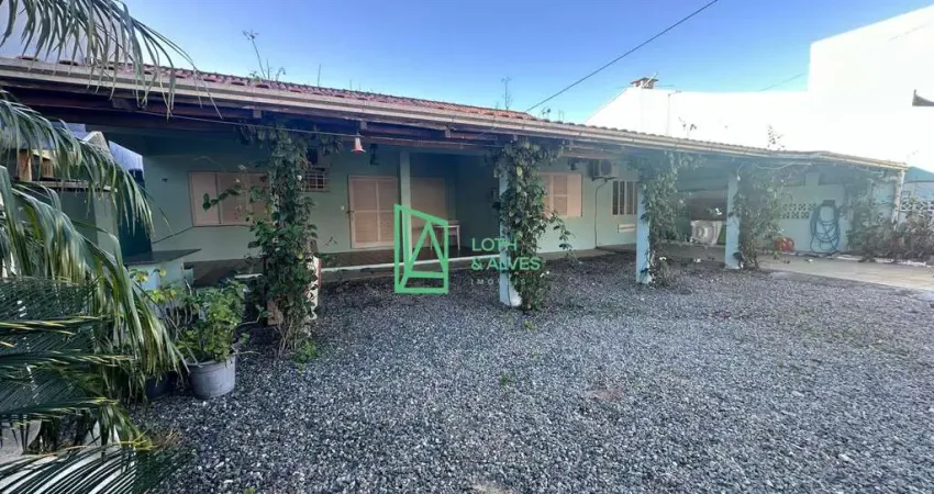 Casa à venda localizada no Gravatá, NAVEGANTES -SC a apenas 160 metros da praia.