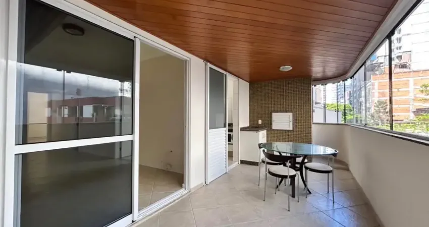 Apartamento com 2 dormitórios, ampla sacada no centro de Balneário Camboriú.