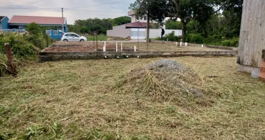 Terreno c/ 375,00 + fundação de casa de 140m2 -  dist.280m do mar.