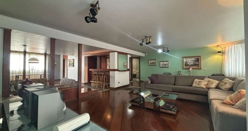 Apartamento mobiliado com 275m² privativos 4 suítes e 3 vagas no Batel