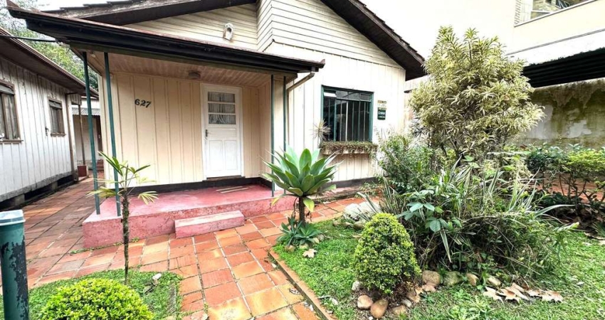 Casa com 3 quartos e quintal com churrasqueira no Cristo Rei
