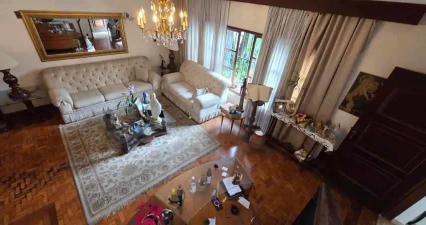 Casa para venda com 300m2, Vila Cordeiro, 5 quartos, 2 suites, 2 salas, cozinha, 4 banheiros, jardim, área gourmet, edícula e 3 vagas.