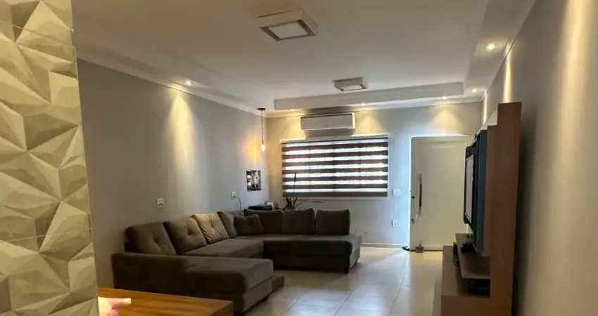 Casa com 3 quartos com armários planejados sendo uma suíte, com piscina aquecida no Jd. Abolição em Araras/SP