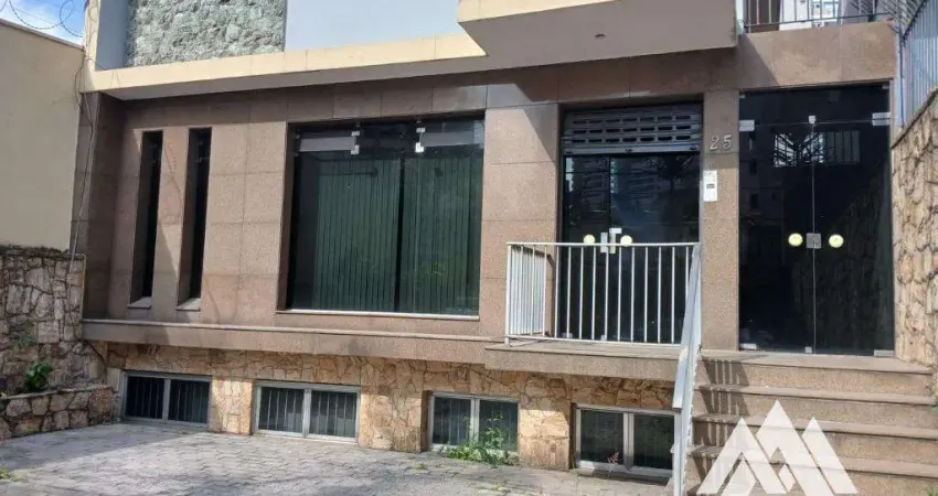 Prédio comercial monousuário com 3 pavimentos em vão livre e 8 vagas