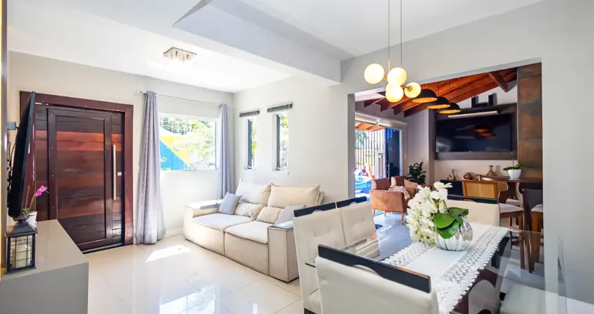 Maravilhoso sobrado em condomínio em Santa Felicidade, 4 quartos com suíte, 2 vagas