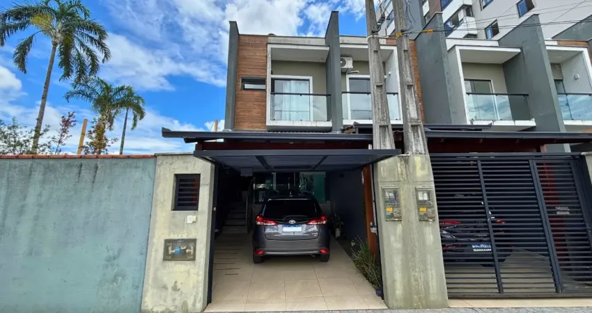 Sobrado Geminado com 2 suítes à venda no bairro Santo Antonio em Joinville, por R$ 475.000.00.
