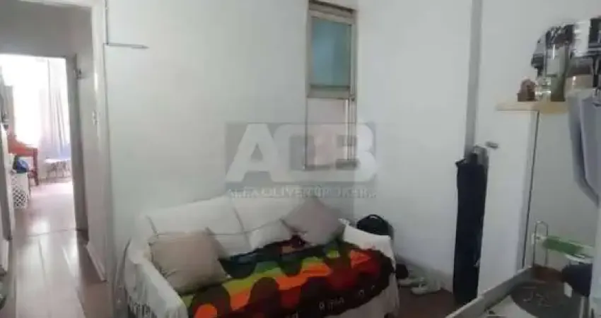 Apartamento de quarto e sala à venda em Copacabana, 35m2, na Nossa Senhora.