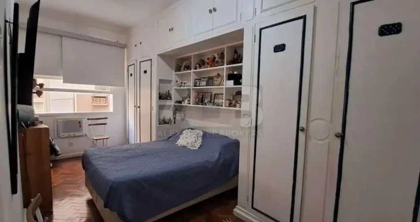 Apartamento à venda em Copacabana, 60m2, quarto, sala, dependência e 2Banh