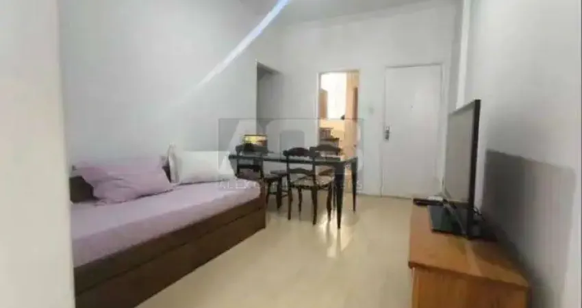 Apartamento à venda em Copacabana, com 85m2, 2 quartos + Dependências.