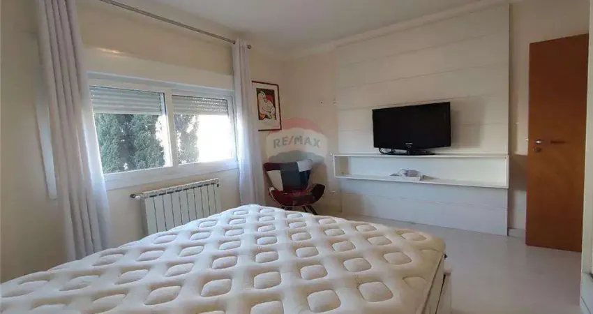Apartamento à venda em canela sendo 2 dormitórios, 150 metros da Catedral de Pedra.