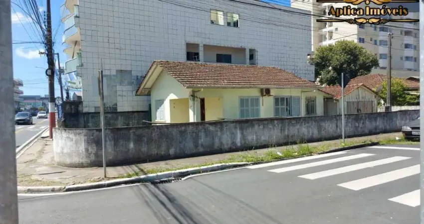 Casa em amplo terreno - esquina de avenida principal no centro - navegantes