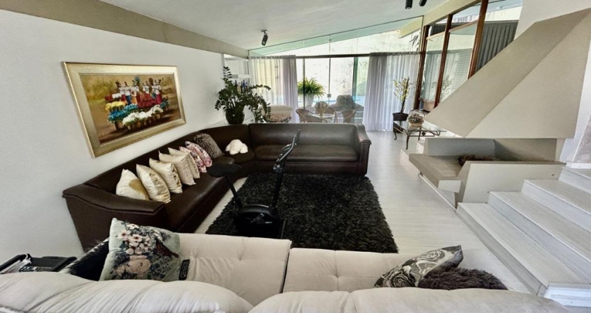 Casa com 4 dormitórios, suíte, piscina e terreno de  655m². Estreito. Florianópolis.