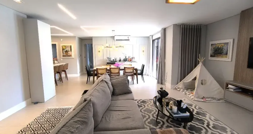 Charmosa Casa à Venda em Itacorubi - Florianópolis