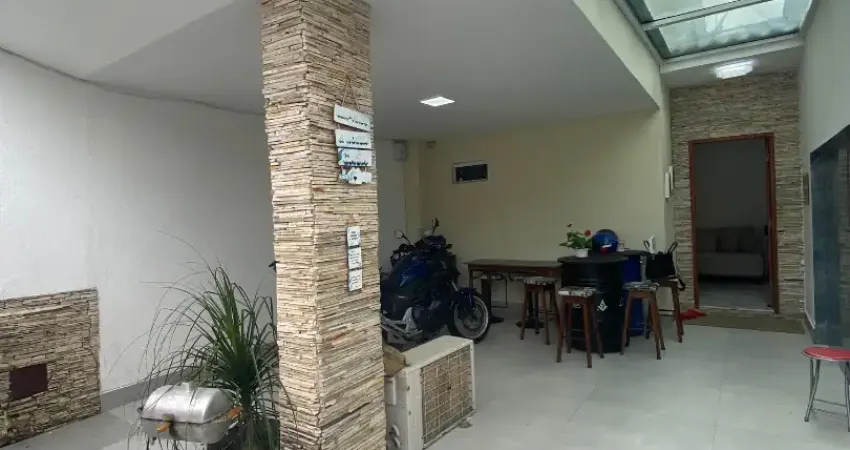 Casa duplex de 3 quartos, sendo uma suíte em Colina de Laranjeiras