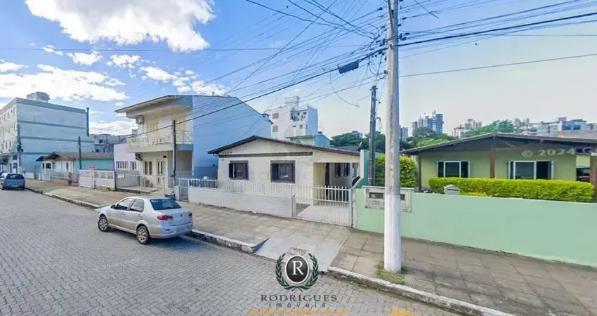 3 casas no mesmo pátio venda Centro Torres