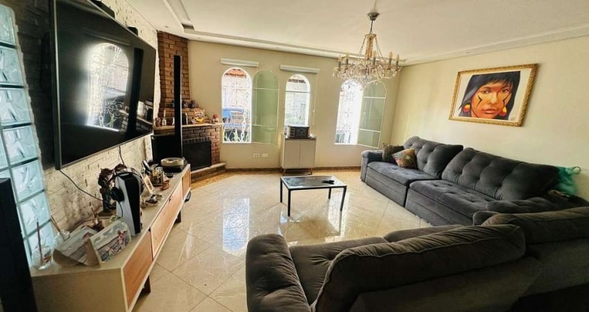 Se você está em busca de um imóvel espaçoso, bem localizado e com uma área de lazer de tirar o fôlego, essa casa é a oportunidade perfeita!