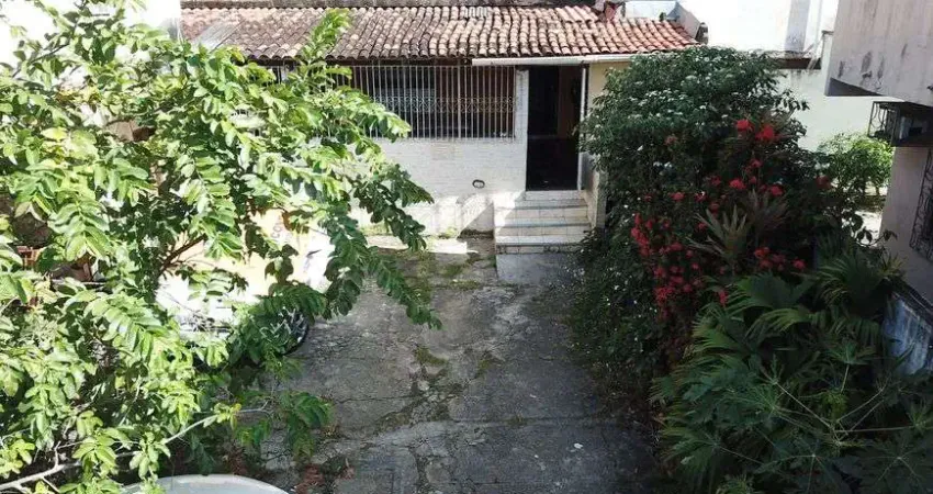 Casa para venda com 110m2 área construída com 3 quartos e varandão em São Caetano - Salvador/BA