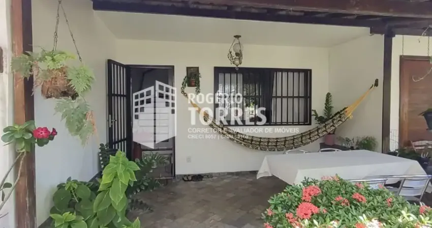 Casa duplex a venda de 2 suítes + dependência e 2 garagens em ITAPUÃ
