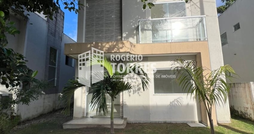 Casa duplex a venda de 4 suítes, 1 com closet, quintal e 3 garagens em ITAPUÃ